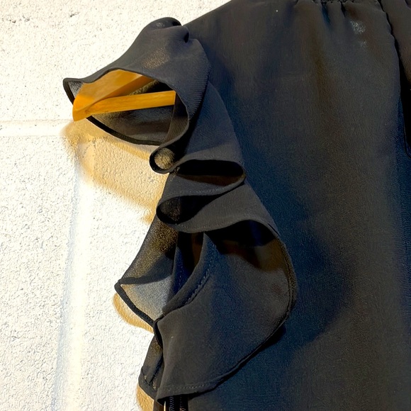 NWT (XS fits S) black keyhole smocked choker ruffle sleeves tier layers blouse - Picture 6 of 12